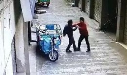 民警爆料小偷的视频,街头小偷作案瞬间，高清视频揭露犯罪过程